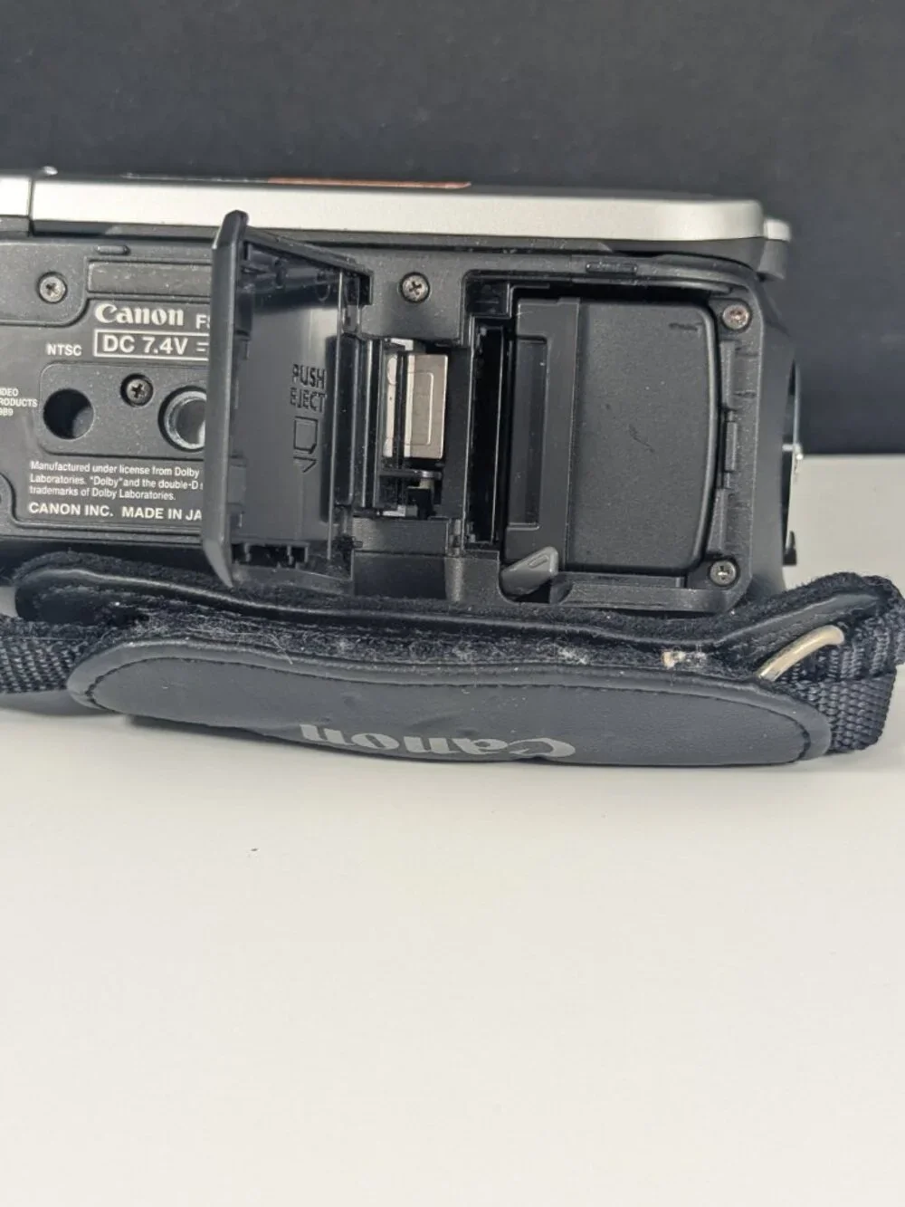 Canon FS200 Camcorder batty included: FOR PARTS NOT WORKING